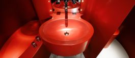 Ванная комната из красного материала.
