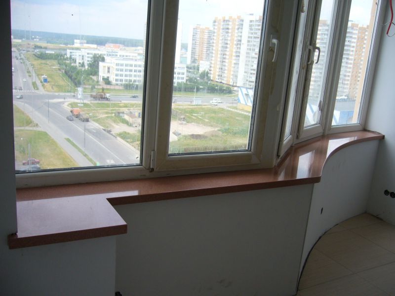 Подоконник из искусственного камня на панорамном окне